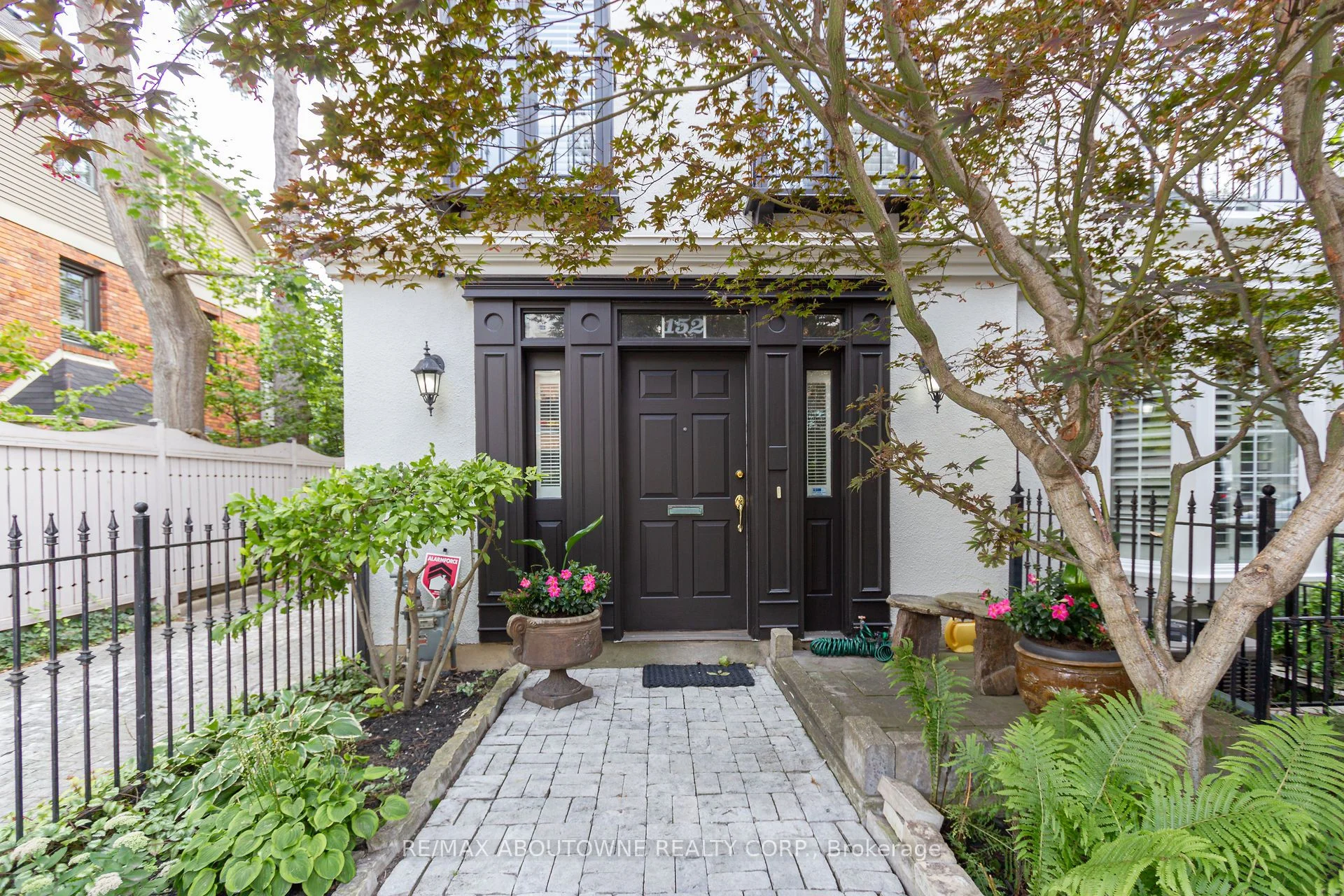 152 Robinson Street, Oakville, On L6j 6k8