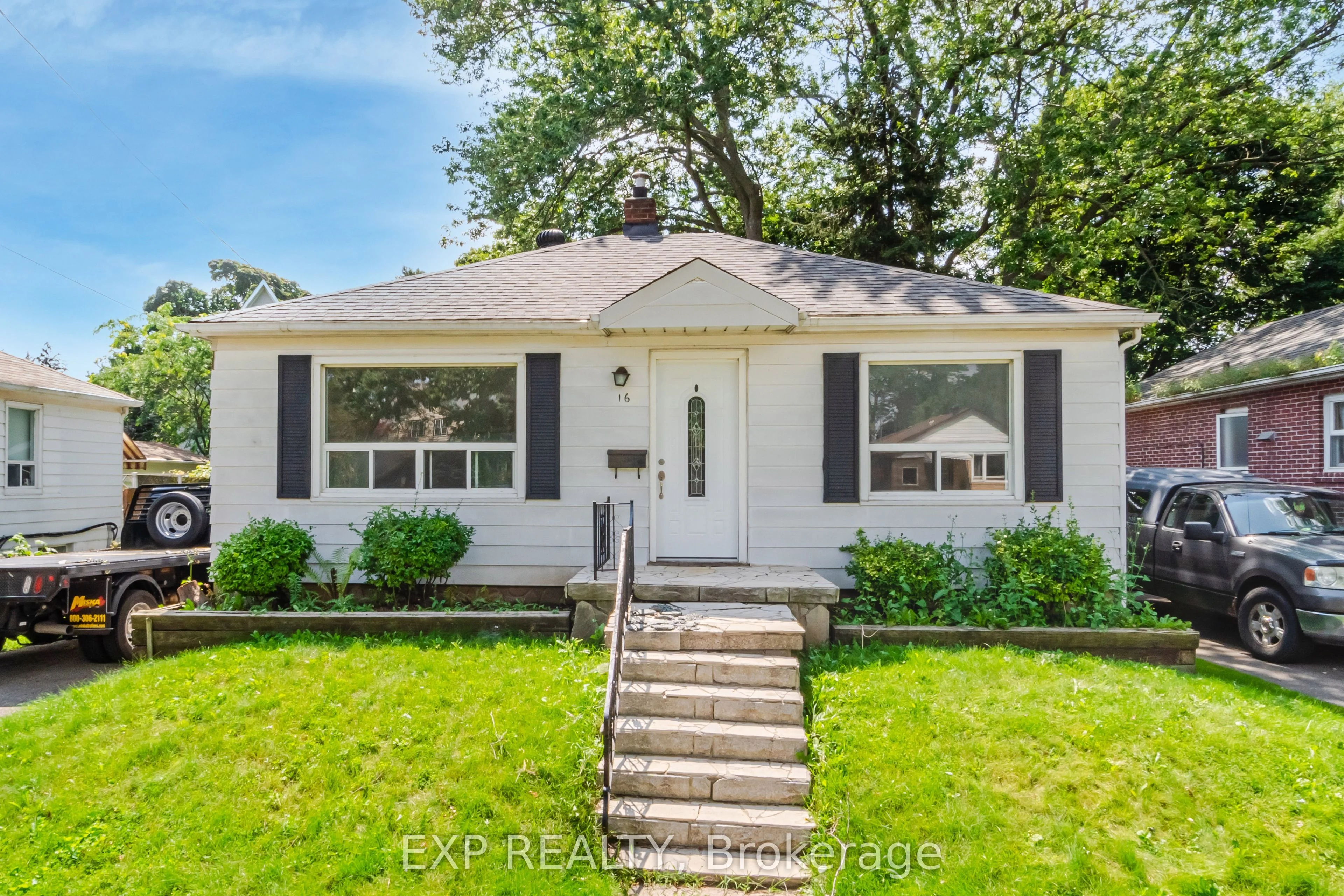 16 Pine Avenue S, Mississauga, ON L5H 2P6