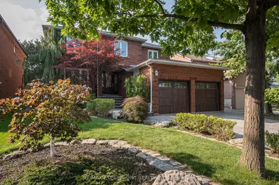 2139 Castlefield Crescent, Oakville, ON L6H 5B7