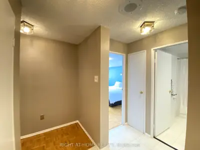 3695 Kaneff Crescent 709, Mississauga, ON L5A 4B6