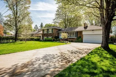 1722 Truscott Drive, Mississauga, ON L5J 1Z6