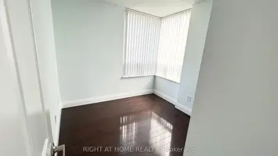 285 Enfield Place Place 903, Mississauga, ON L5B 3Y6