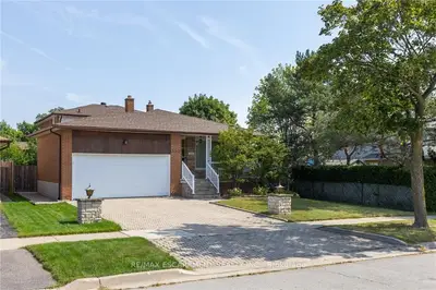 355 MICHELLE Row, Mississauga, ON L5A 3H1