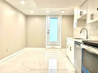 3240 Strabane Drive Lower, Mississauga, ON L5C 1W7
