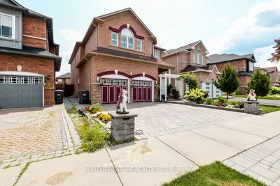 636 Twain Avenue, Mississauga, ON L5W 0A3