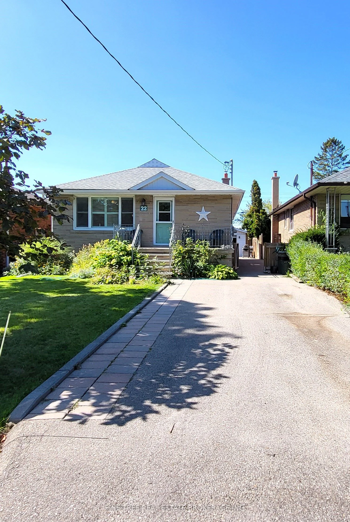 22 Stockbridge Avenue, Toronto W07, On M8z 4m7