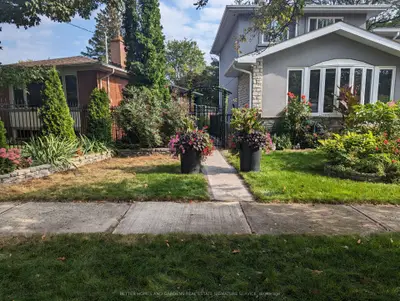 2067 Neris Crescent, Mississauga, ON L4X 1H6