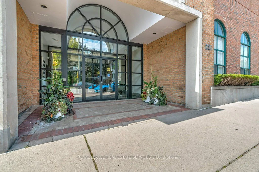 221 Robinson Street 216, Oakville, ON L6J 7N9