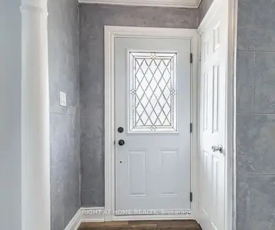 31 Gracefield Avenue Main, Toronto W04, ON M6L 1L2