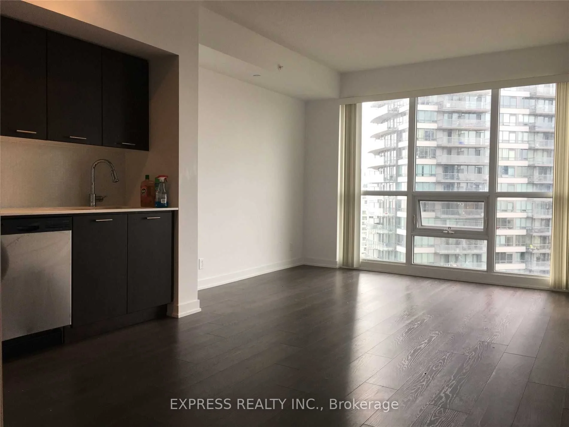 2212 Lakeshore Boulevard W 1605, Toronto W06, ON M8V 0C2