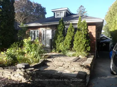 16 Trueman Avenue, Toronto W08, ON M8Z 4Z9