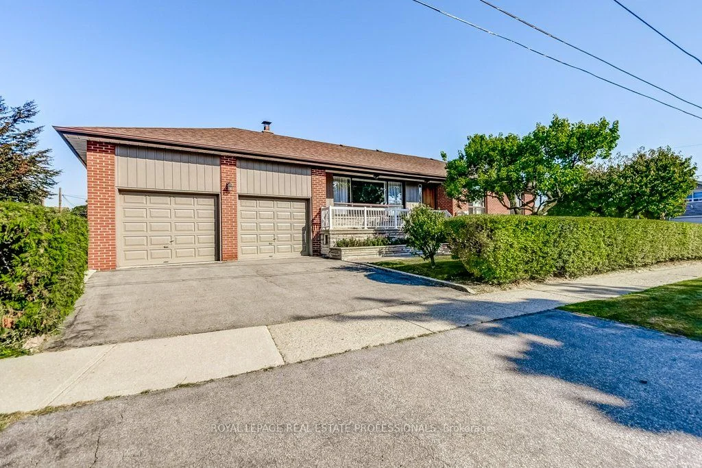 14 Alladin Avenue, Toronto W04, ON M6L 1S5