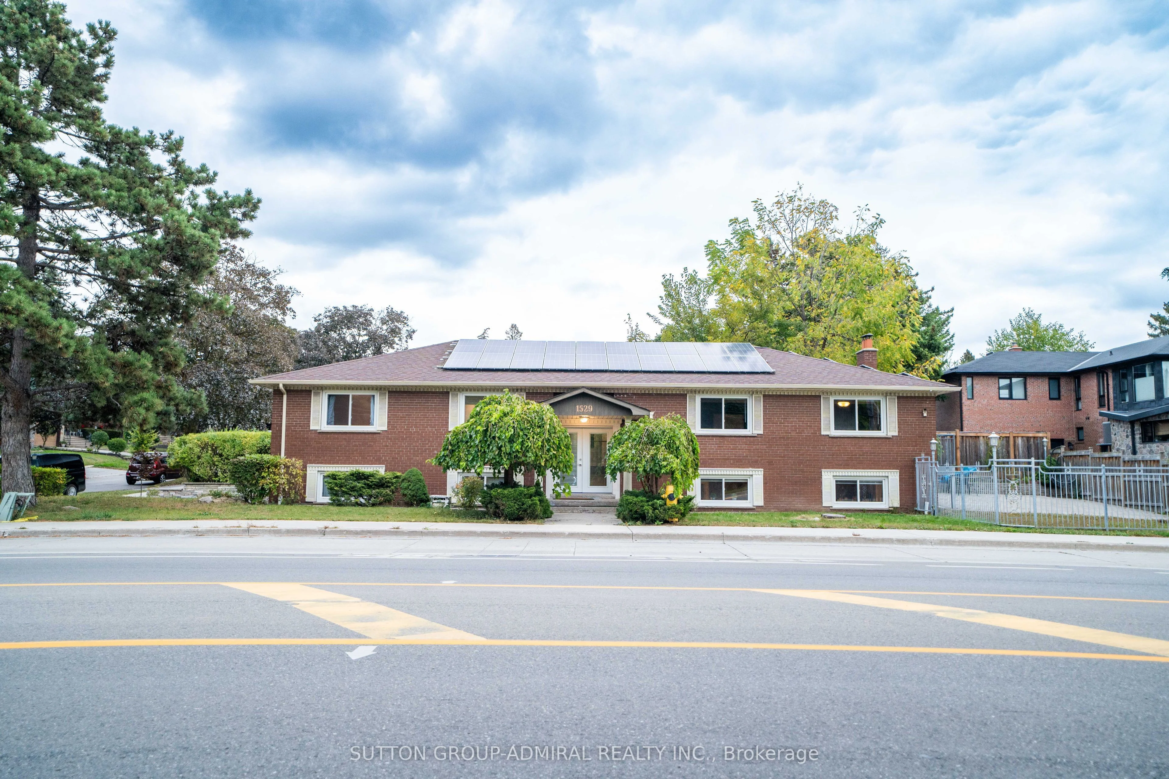 1529 Royal York Road, Toronto W09, ON M9P 3B8