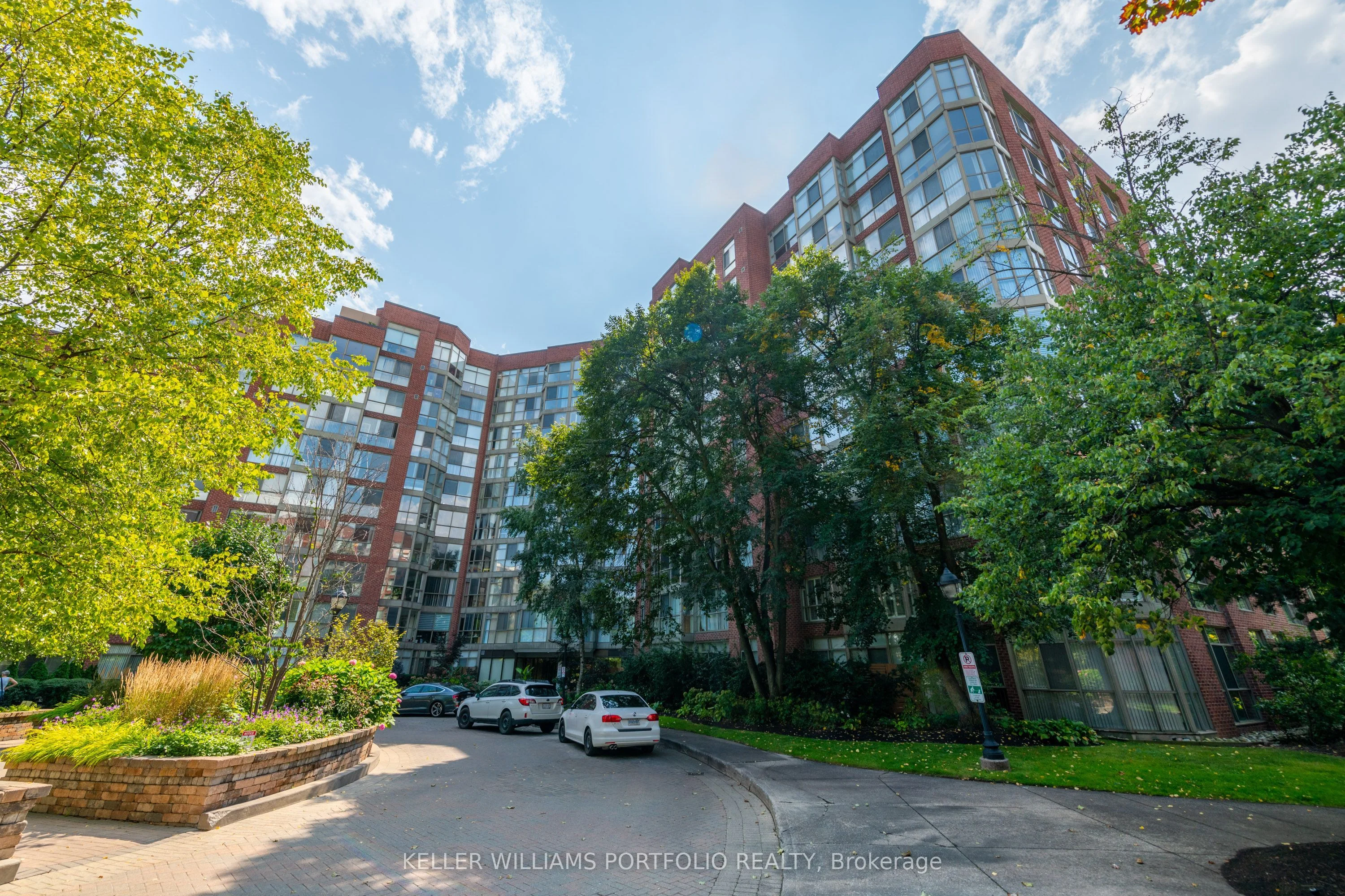 22 Southport Street 839, Toronto W01, ON M6S 4Y9