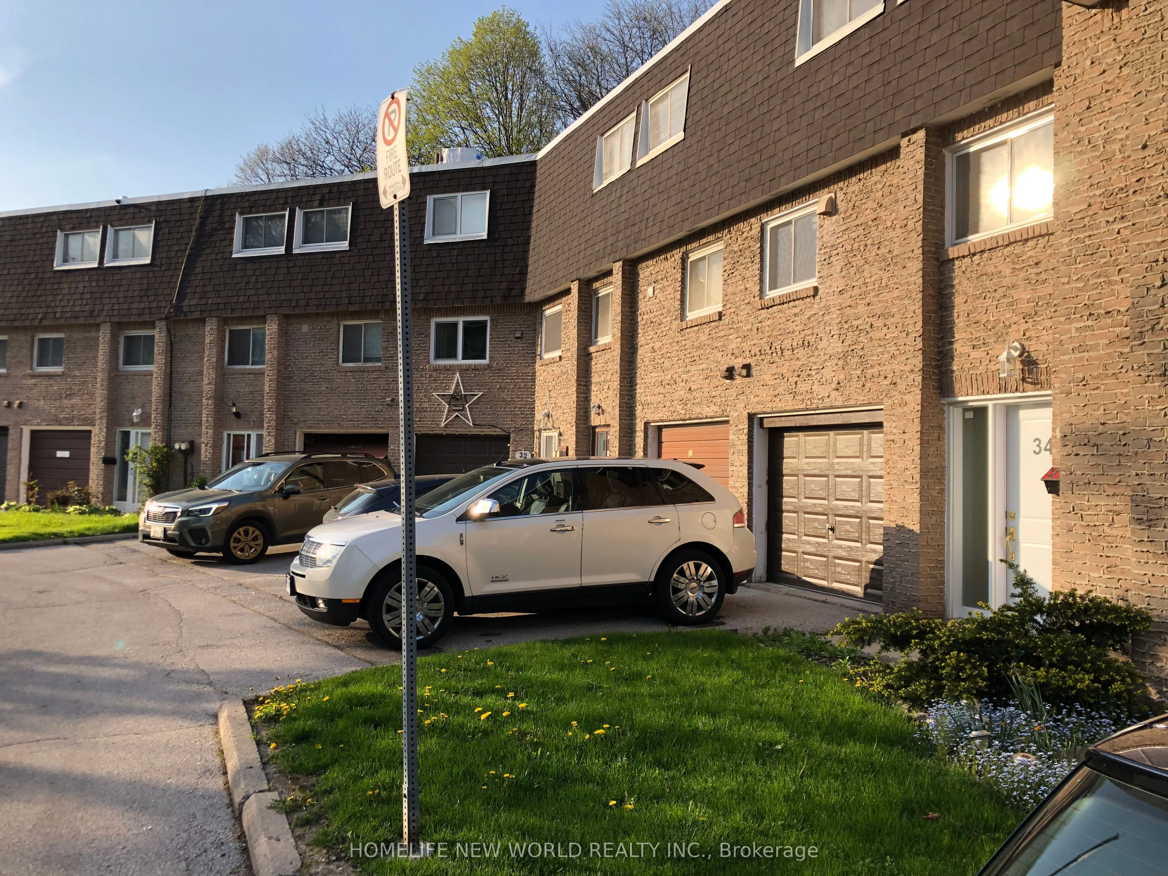 43 Lexington Avenue 34, Toronto W10, ON M9V 2G4