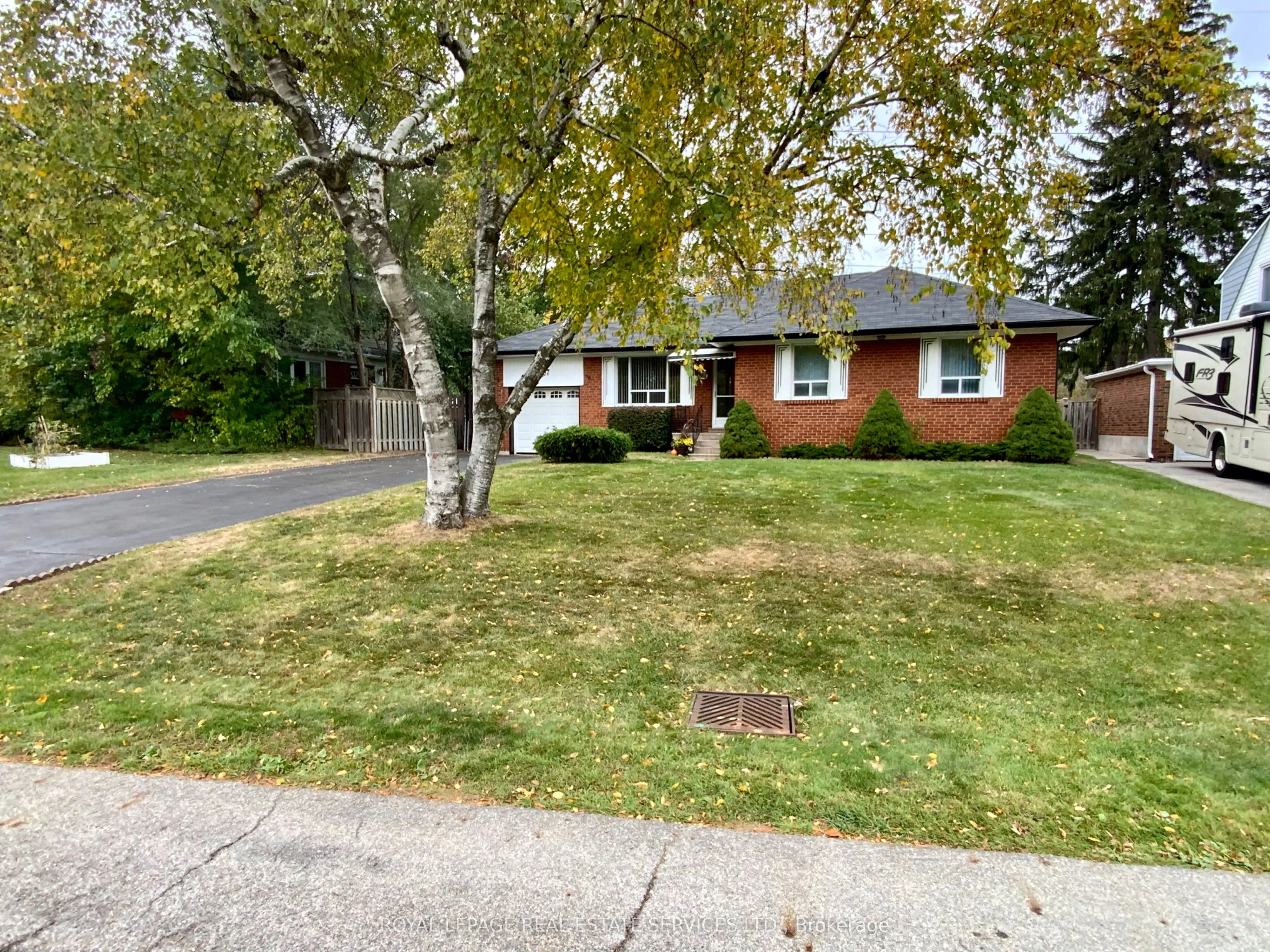 867 Whitney Drive, Mississauga, ON L4Y 1E6