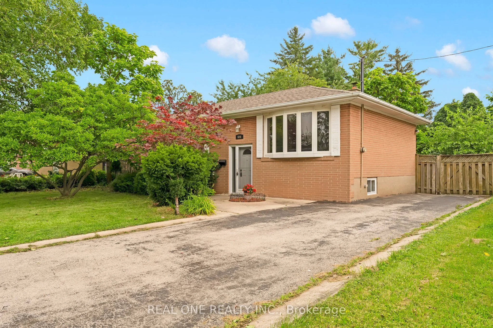 606 Pinegrove Road, Oakville, On L6k 2c6