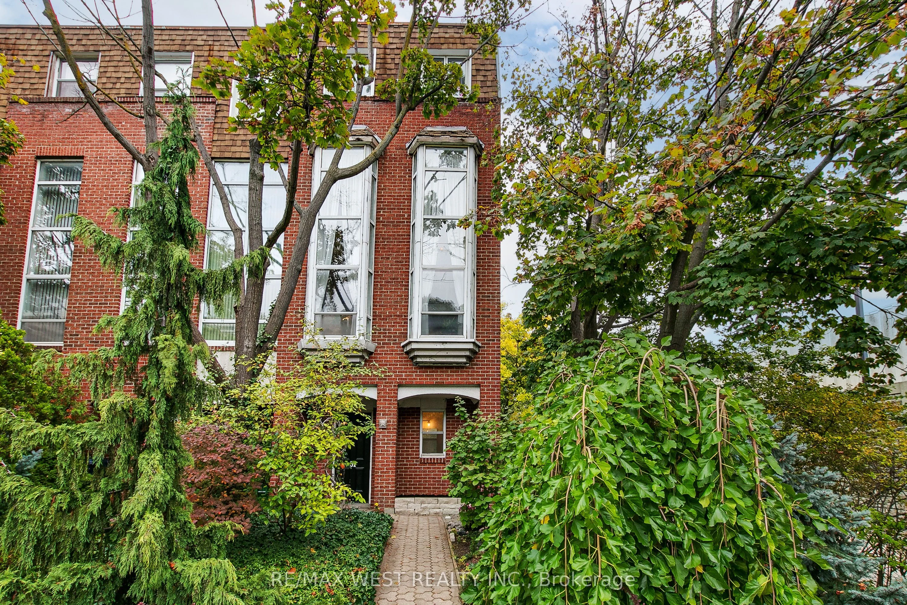 31 Keele Street, Toronto W02, ON M6P 2J8