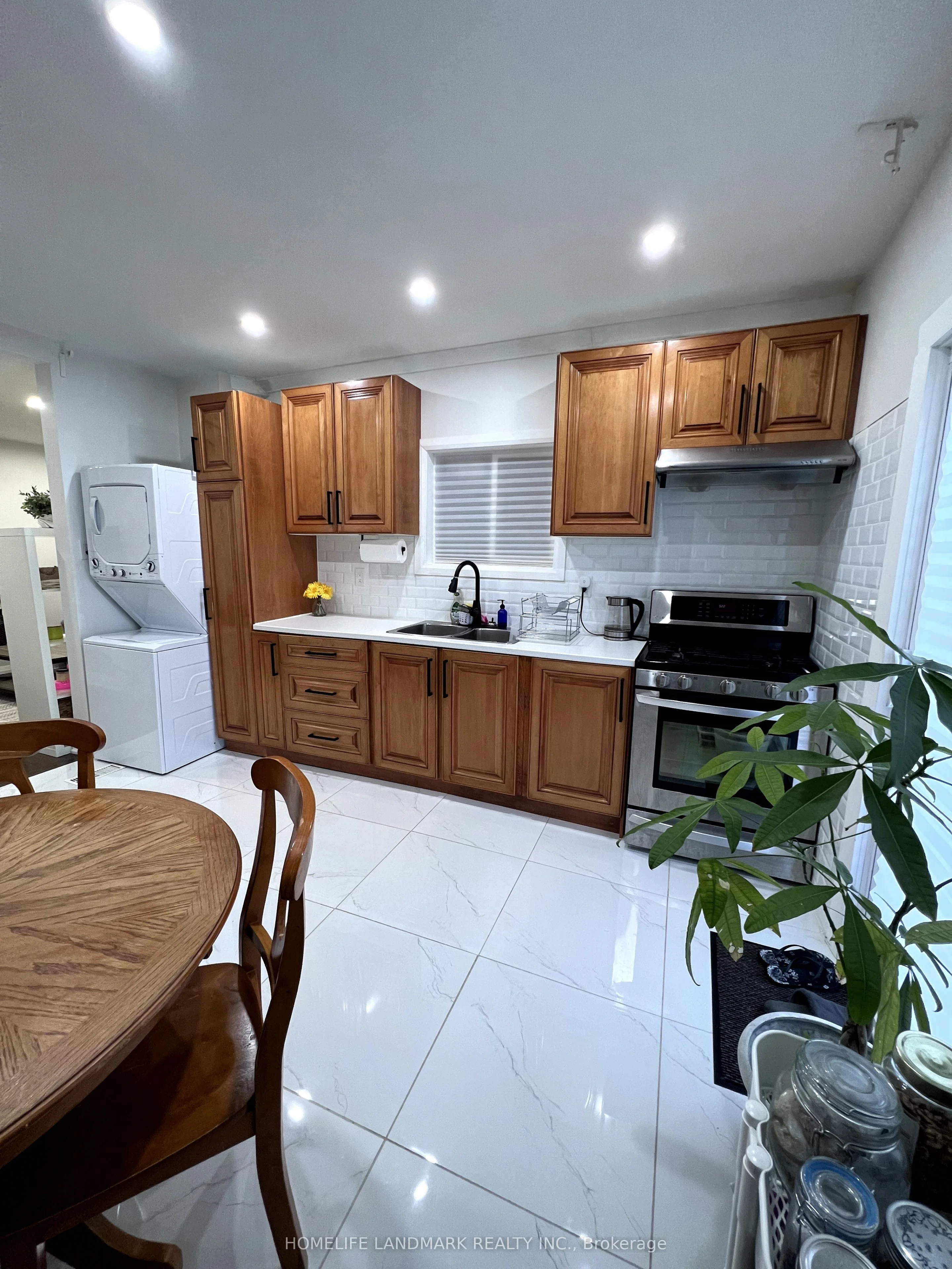 4 Northumberland Street 1F, Toronto W02, ON M6H 1P7