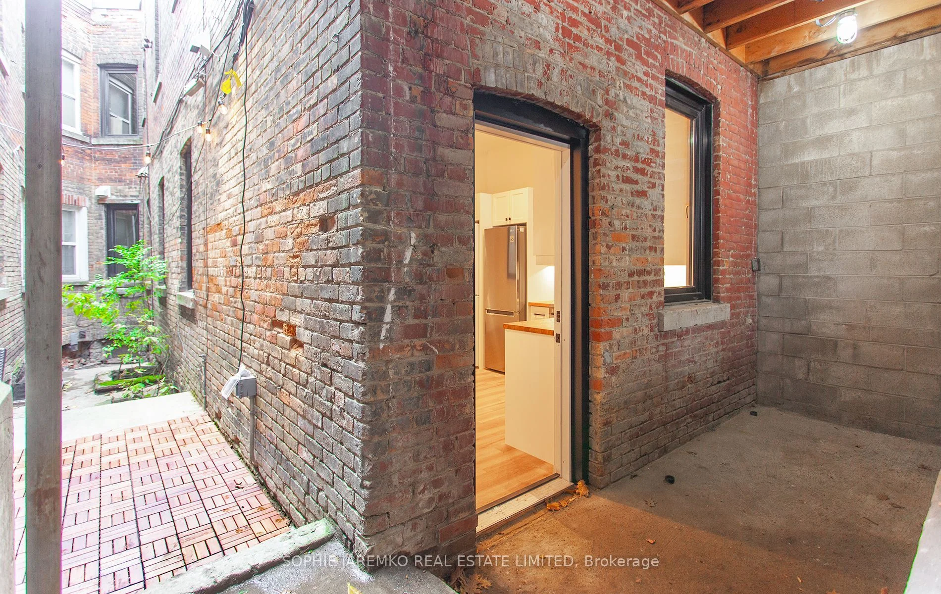2100 Dundas Street W Unit R, Toronto W01, ON M6R 1W9