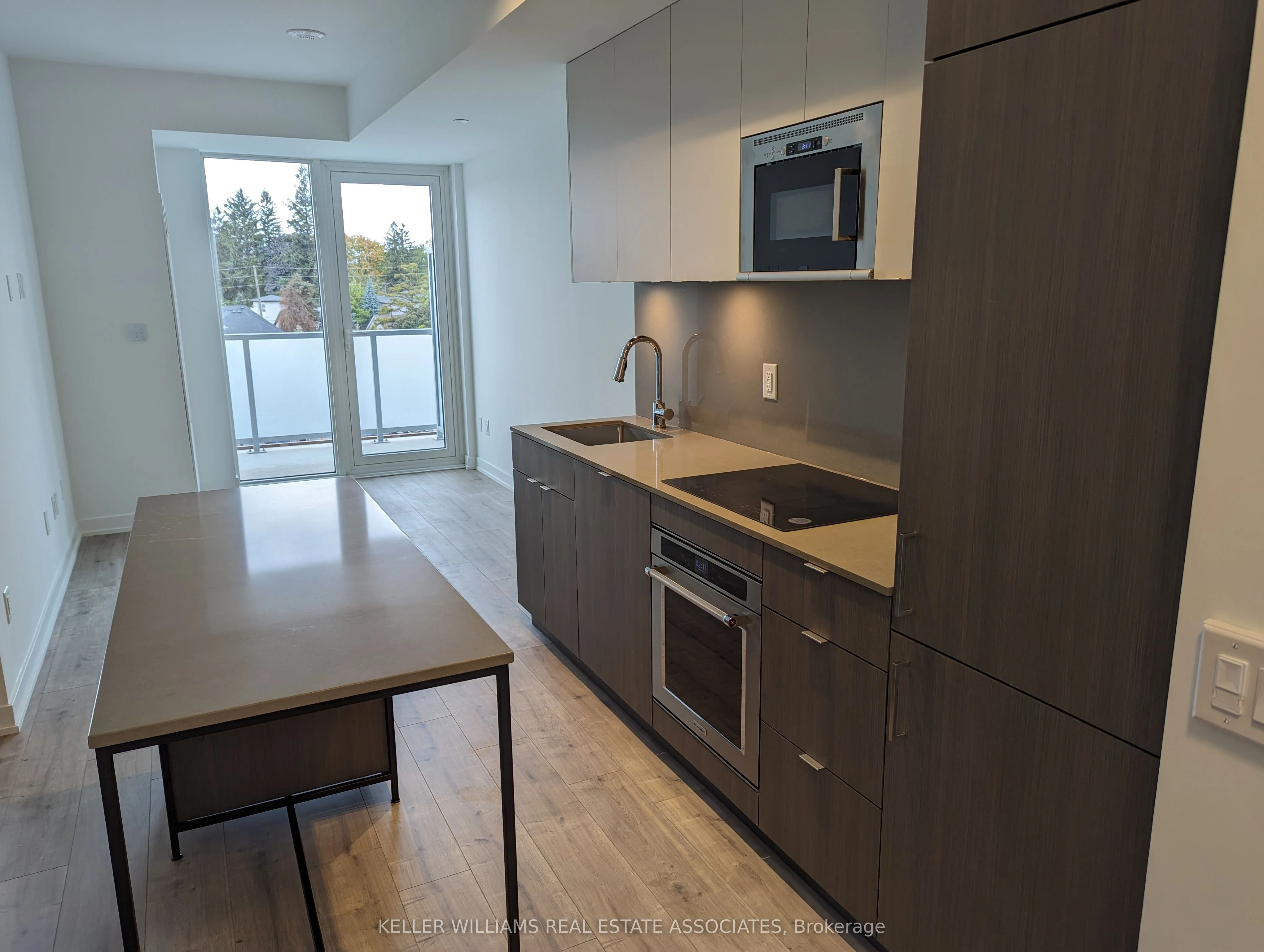 215 Lakeshore Road W 441, Mississauga, ON L5H 1G5