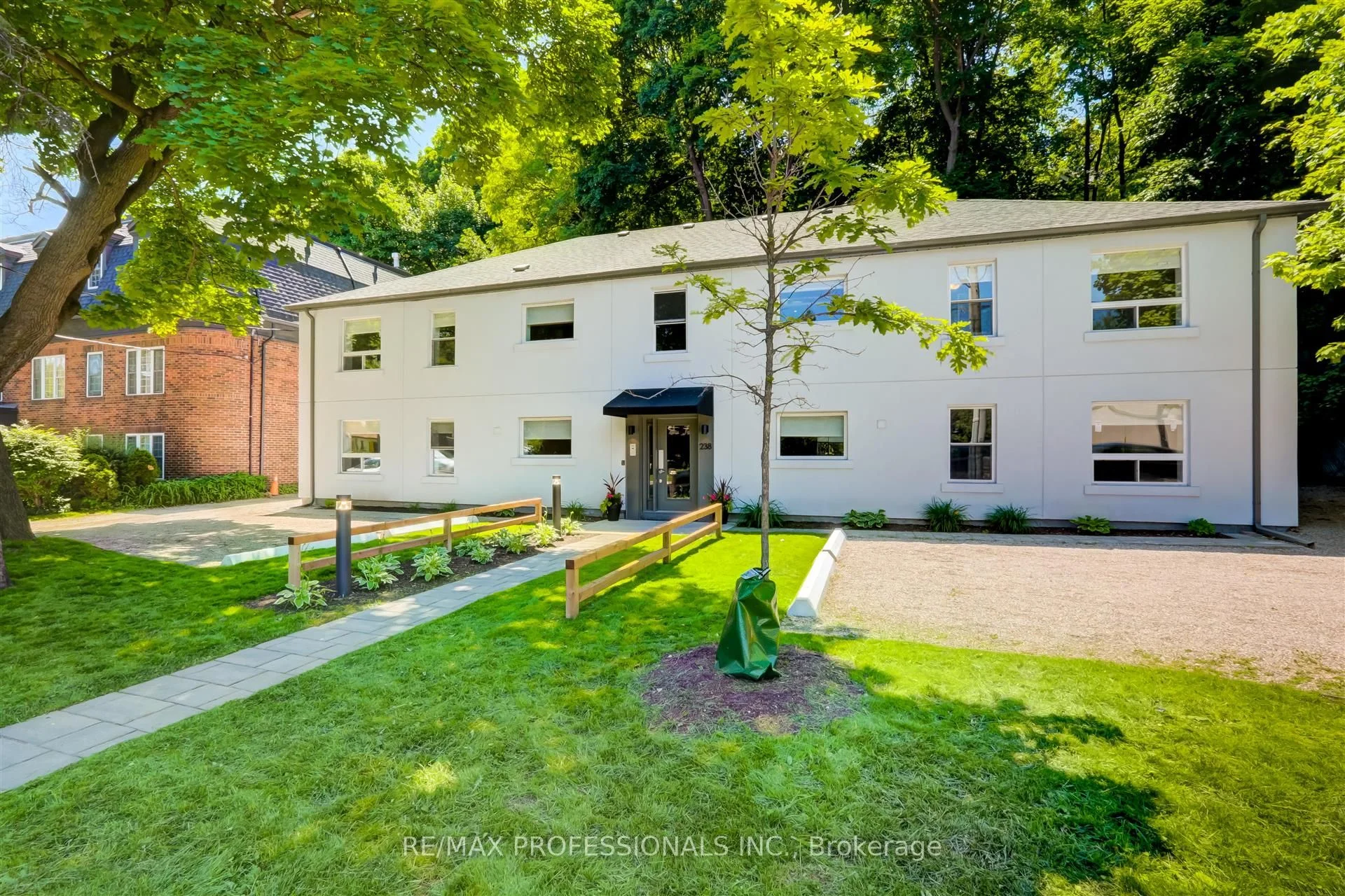 238 South Kingsway, Toronto W01, ON, M6S 3T9