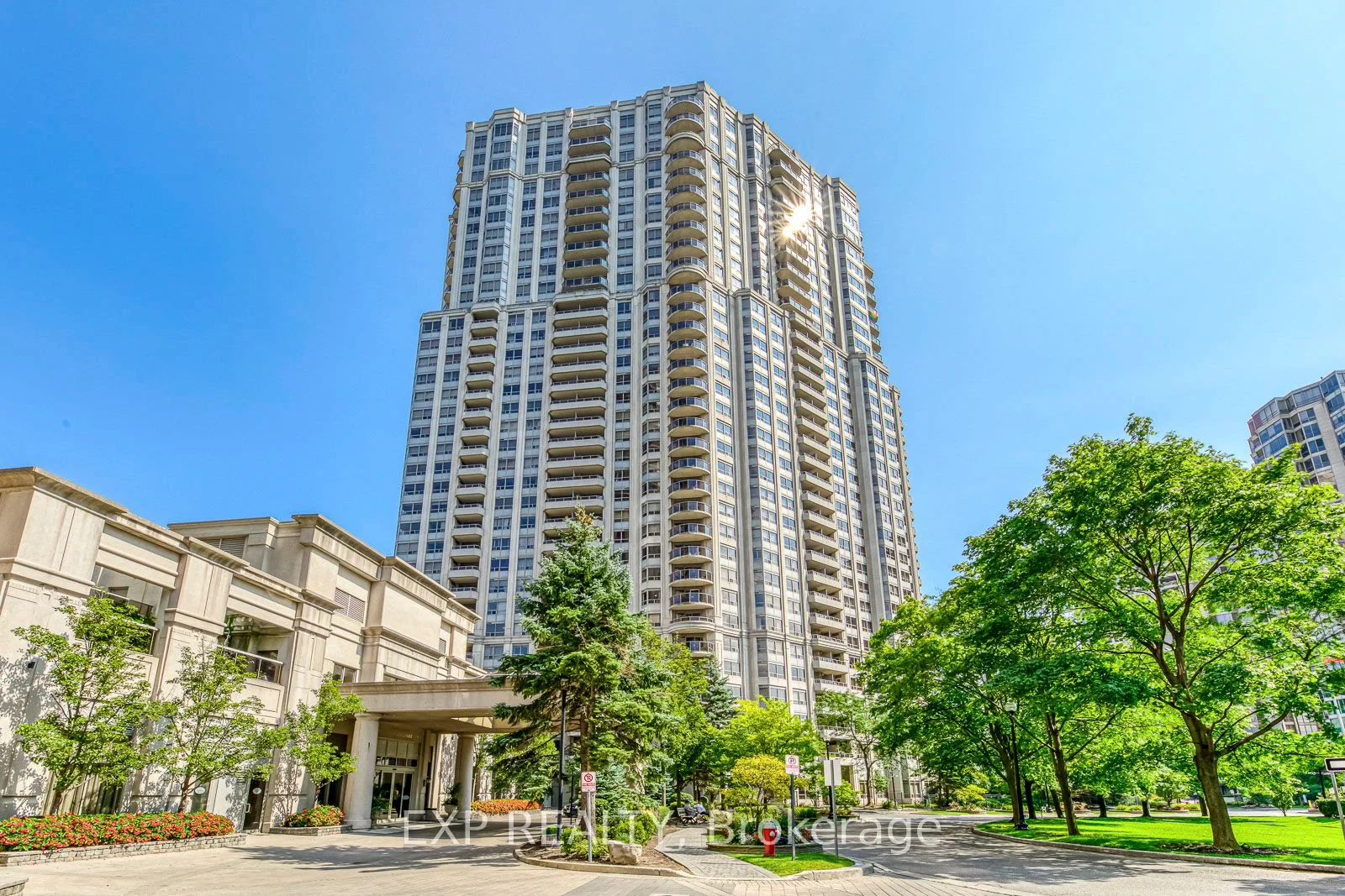 25 Kingsbridge Garden Circle 1216, Mississauga, ON L5R 4B1
