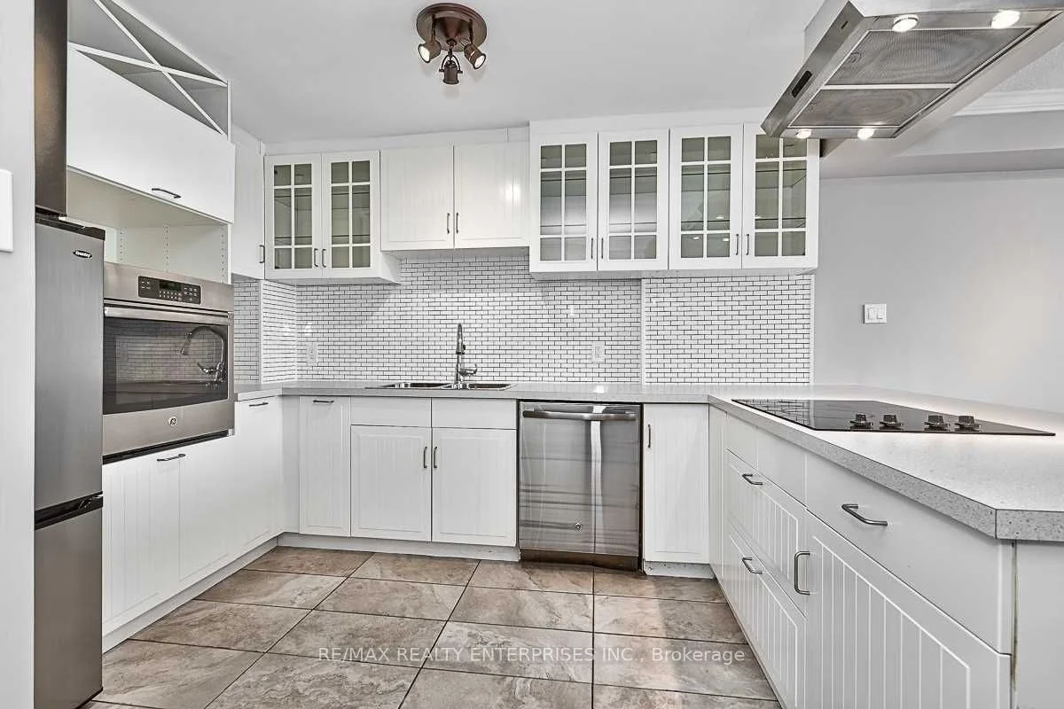 1110 Walden Circle 201, Mississauga, ON L5J 4R3