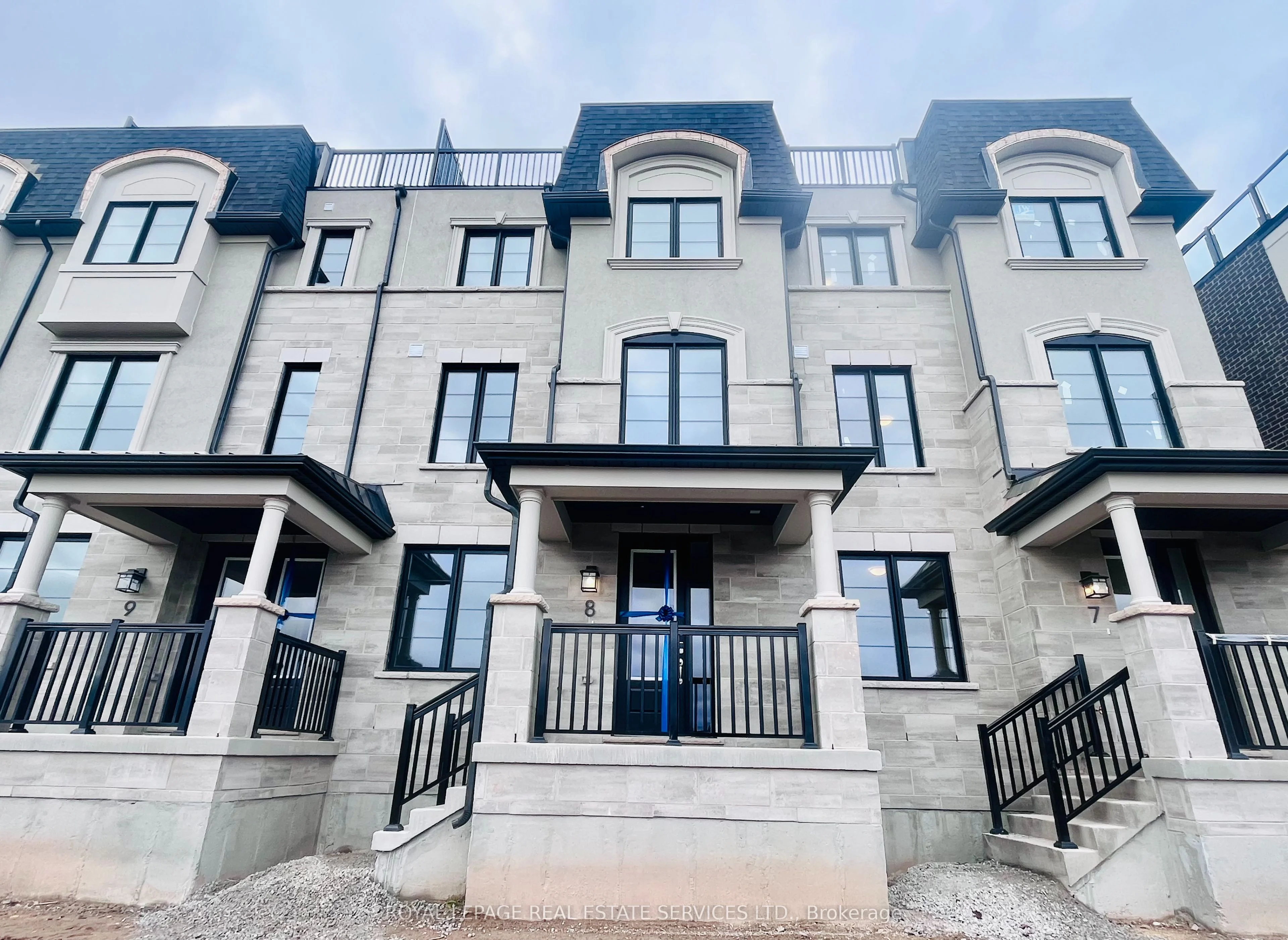3070 John McKay Boulevard 8, Oakville, ON L6H 4K5