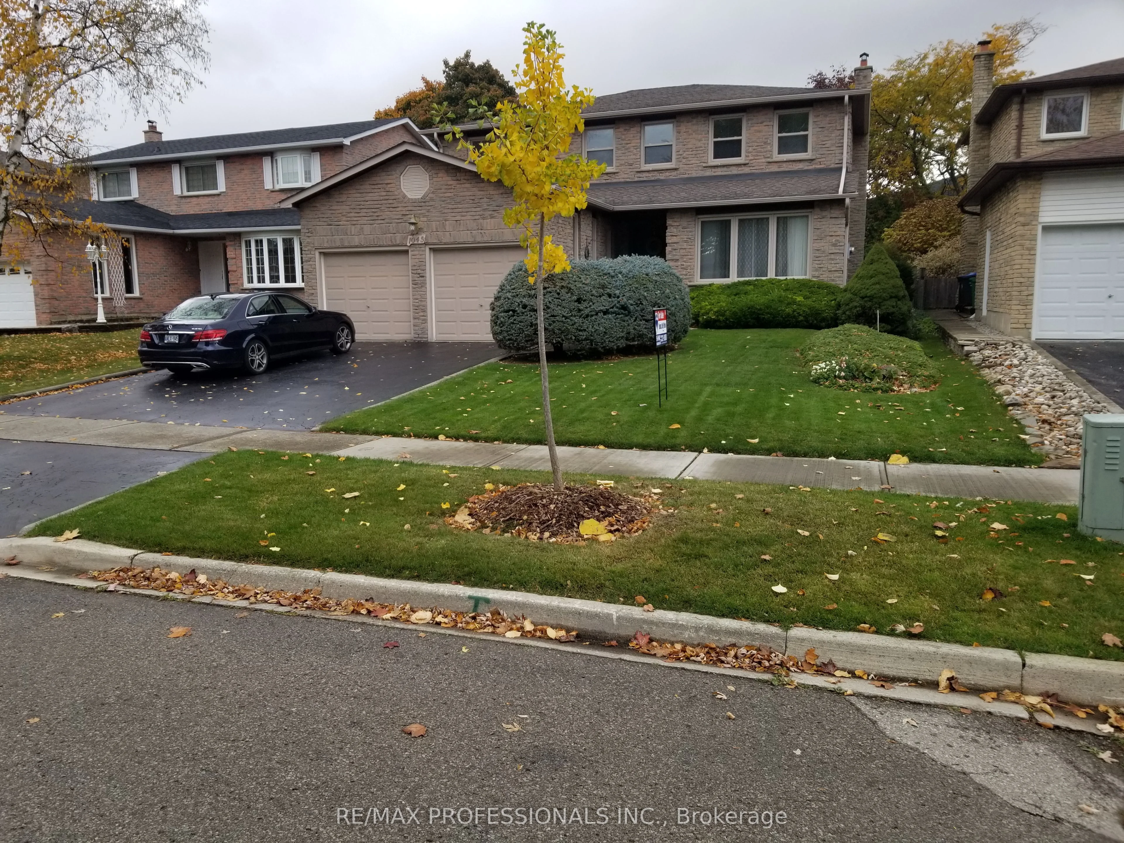 1045 Mannington Lane, Mississauga, ON L4W 3X6