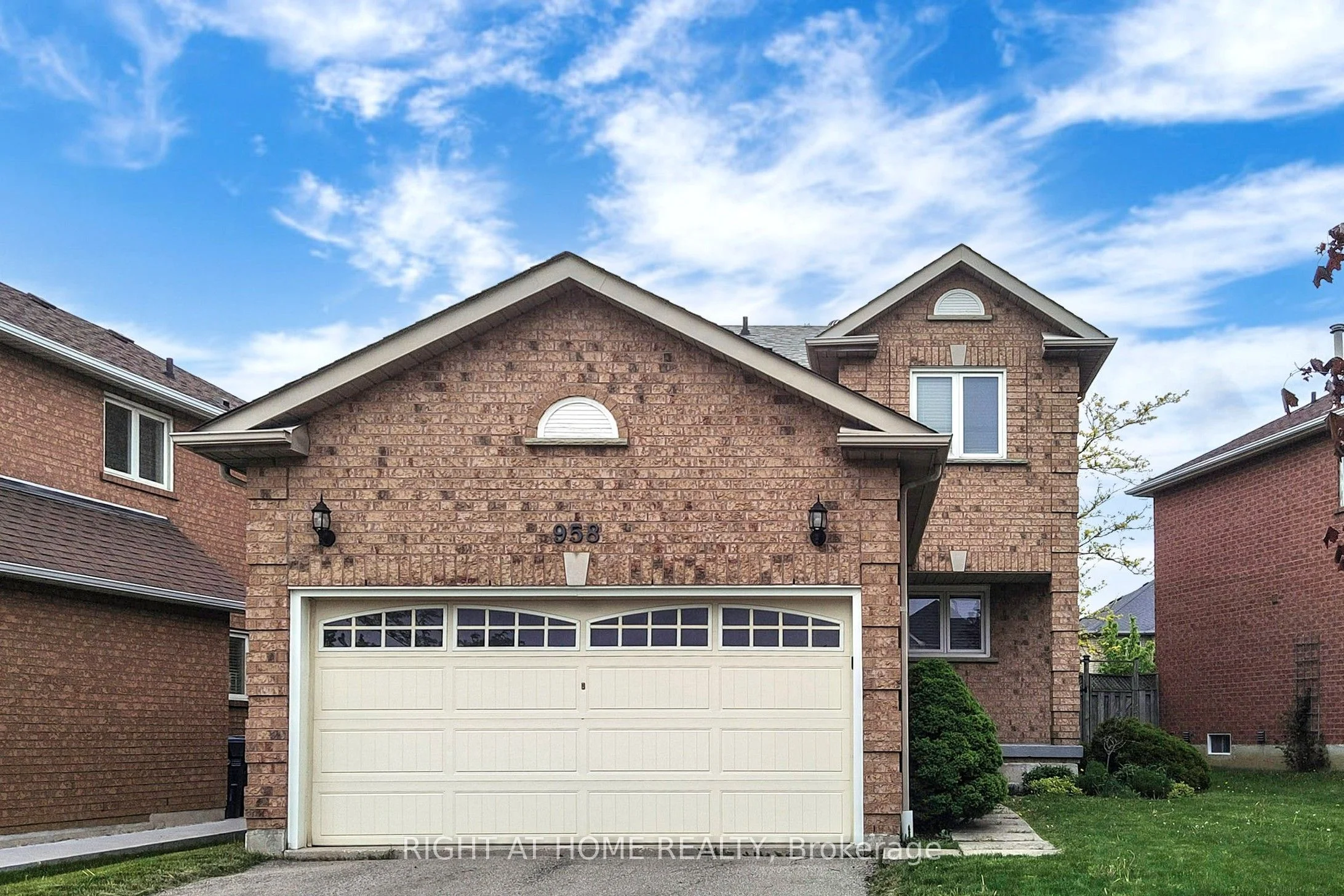 958 Fernandez Drive, Mississauga, ON L5V 1X3