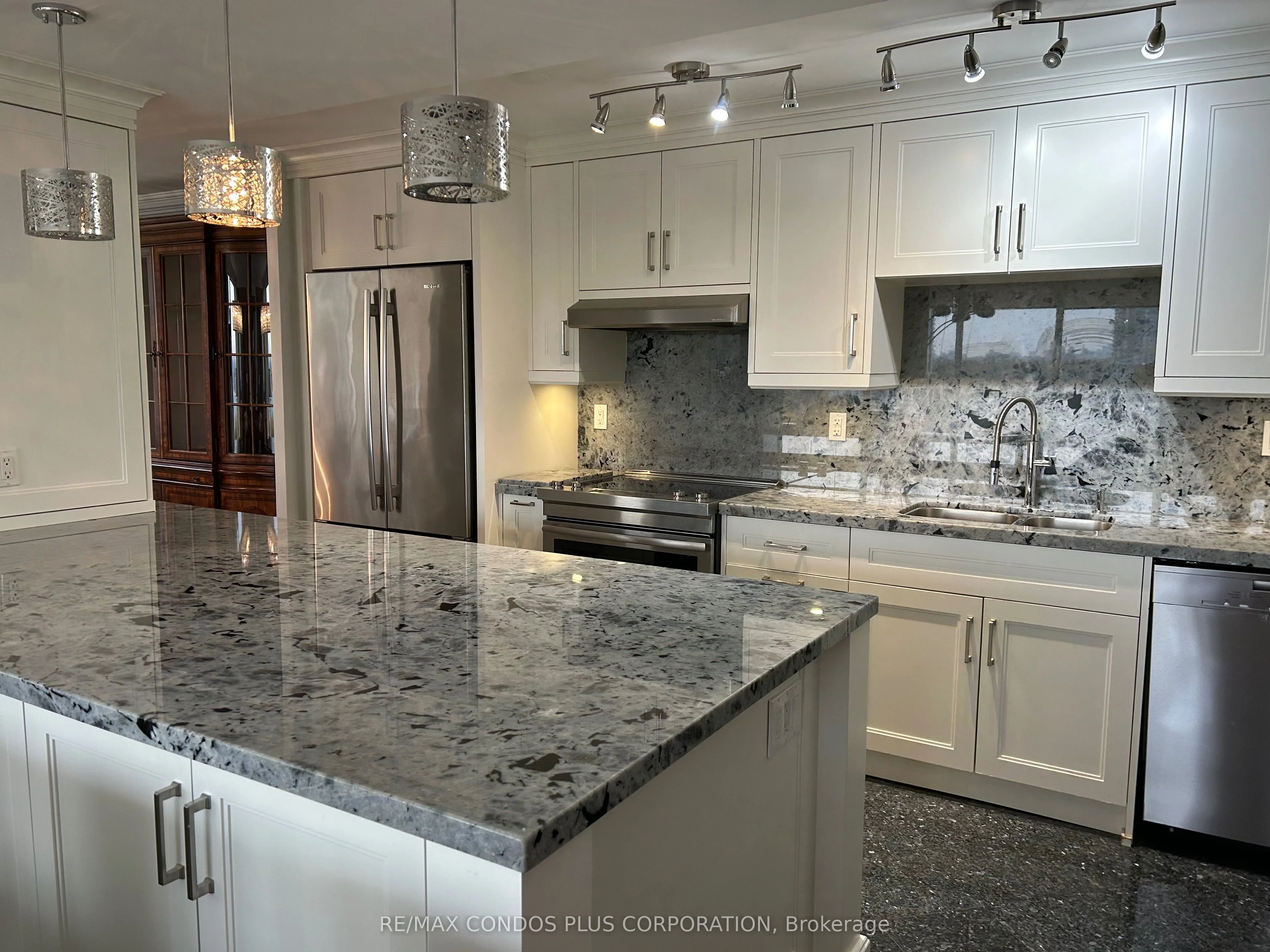 2045 Lake Shore Boulevard W 1103, Toronto W06, ON M8V 2Z6
