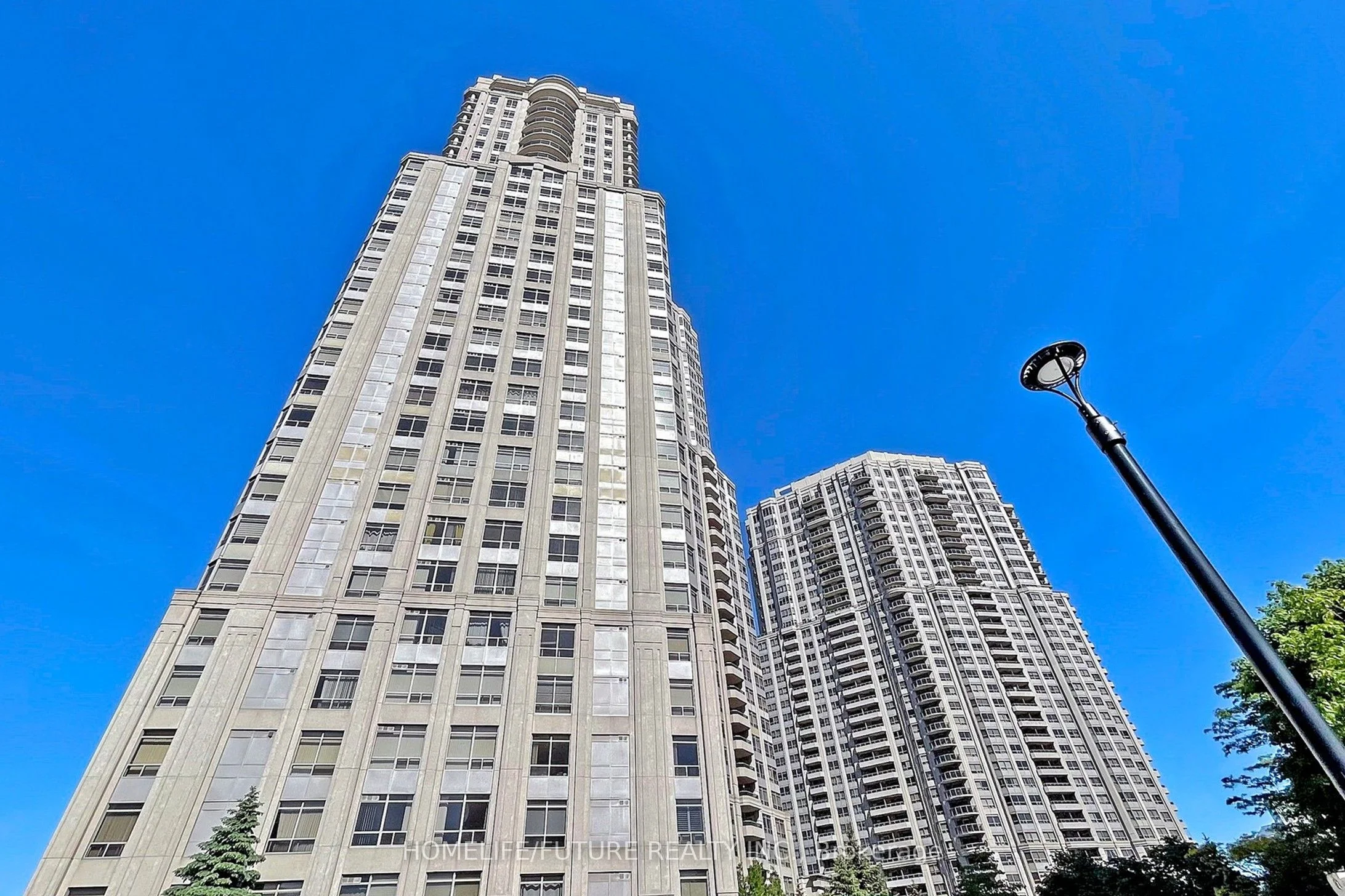 35 Kingsbridge Garden Circle 2902, Mississauga, ON L5R 3Z5