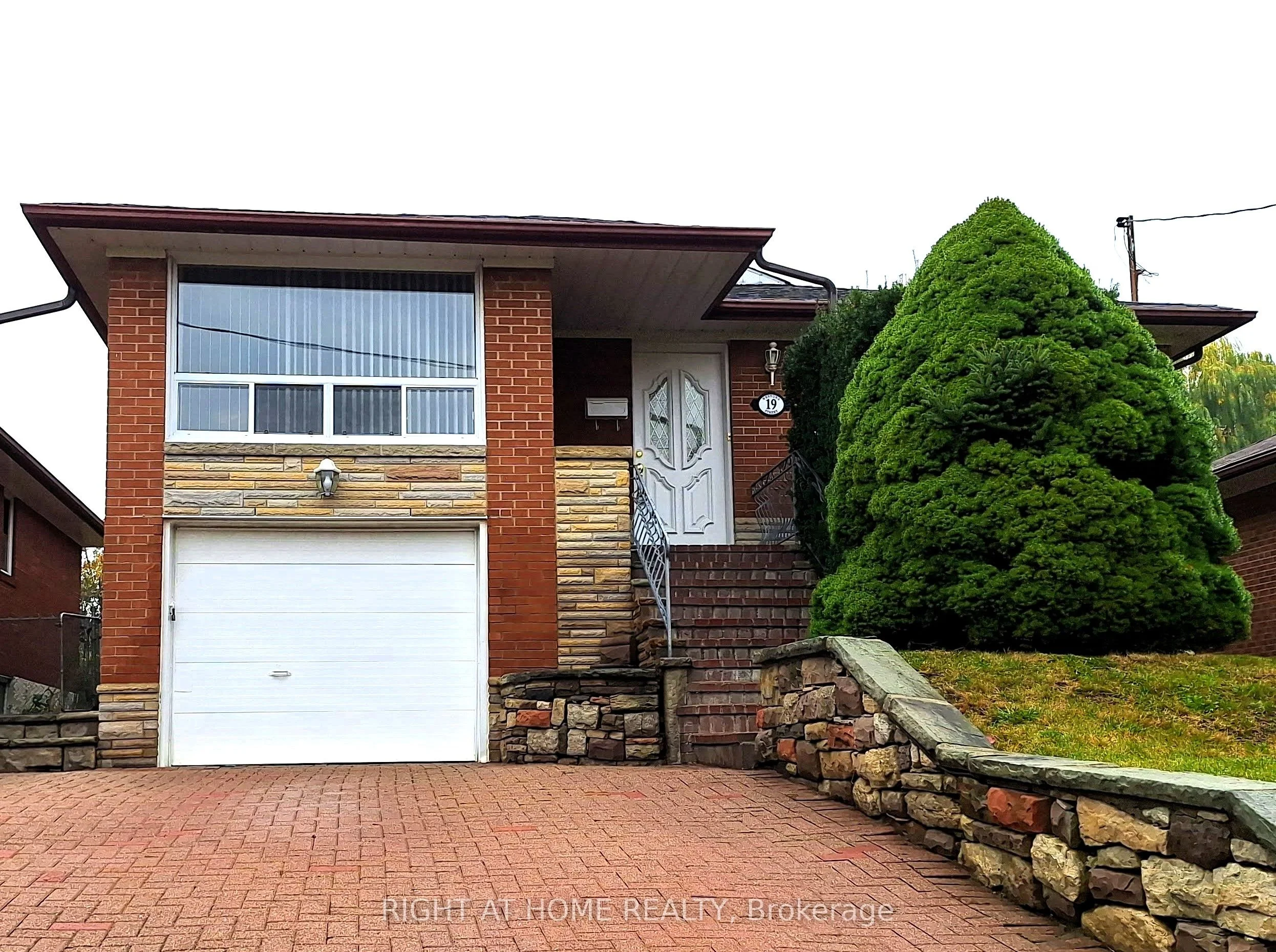 19 Westona Street, Toronto W09, ON M9P 2X8