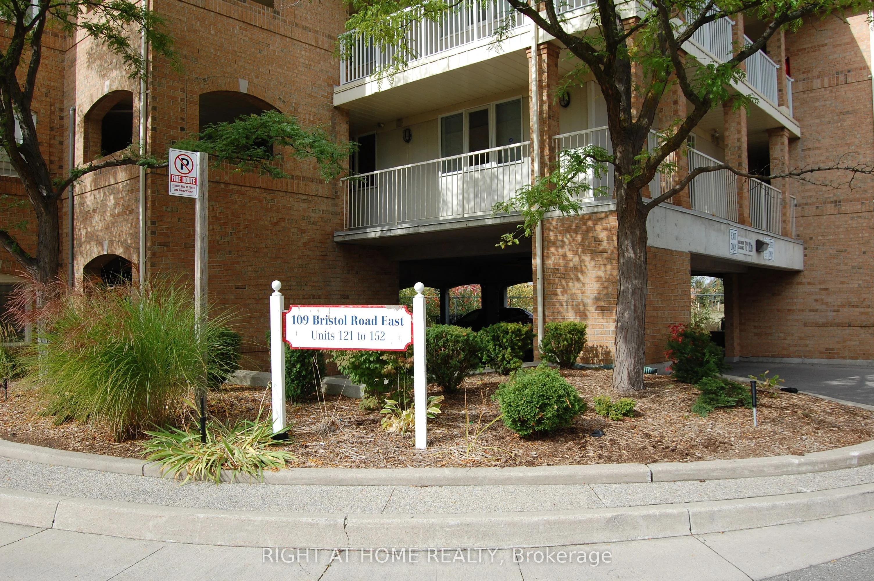 109 Bristol Road E 122, Mississauga, ON L4Z 3P6