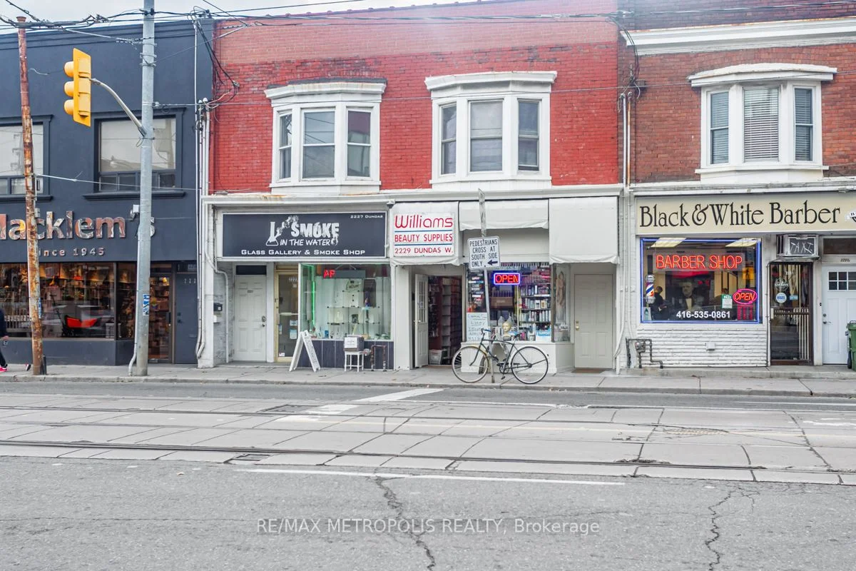 2229 Dundas Street W Upper, Toronto W01, ON M6R 1K6