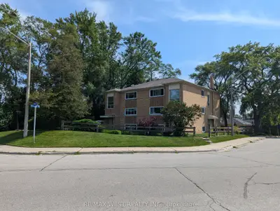 50-52 Peter Street N, Mississauga, ON L5H 2G8