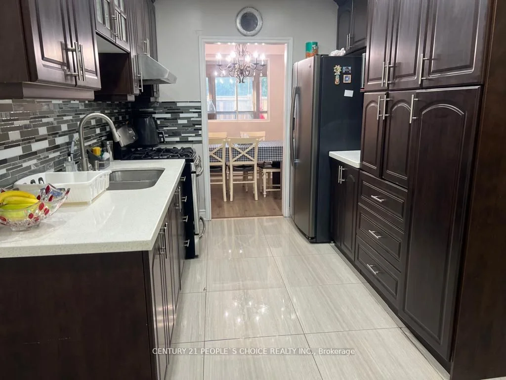 7450 Darcel Avenue 2, Mississauga, ON L4T 2X7