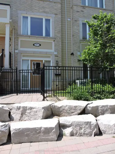 4975 Southampton Drive W 242, Mississauga, On L5m 8e2