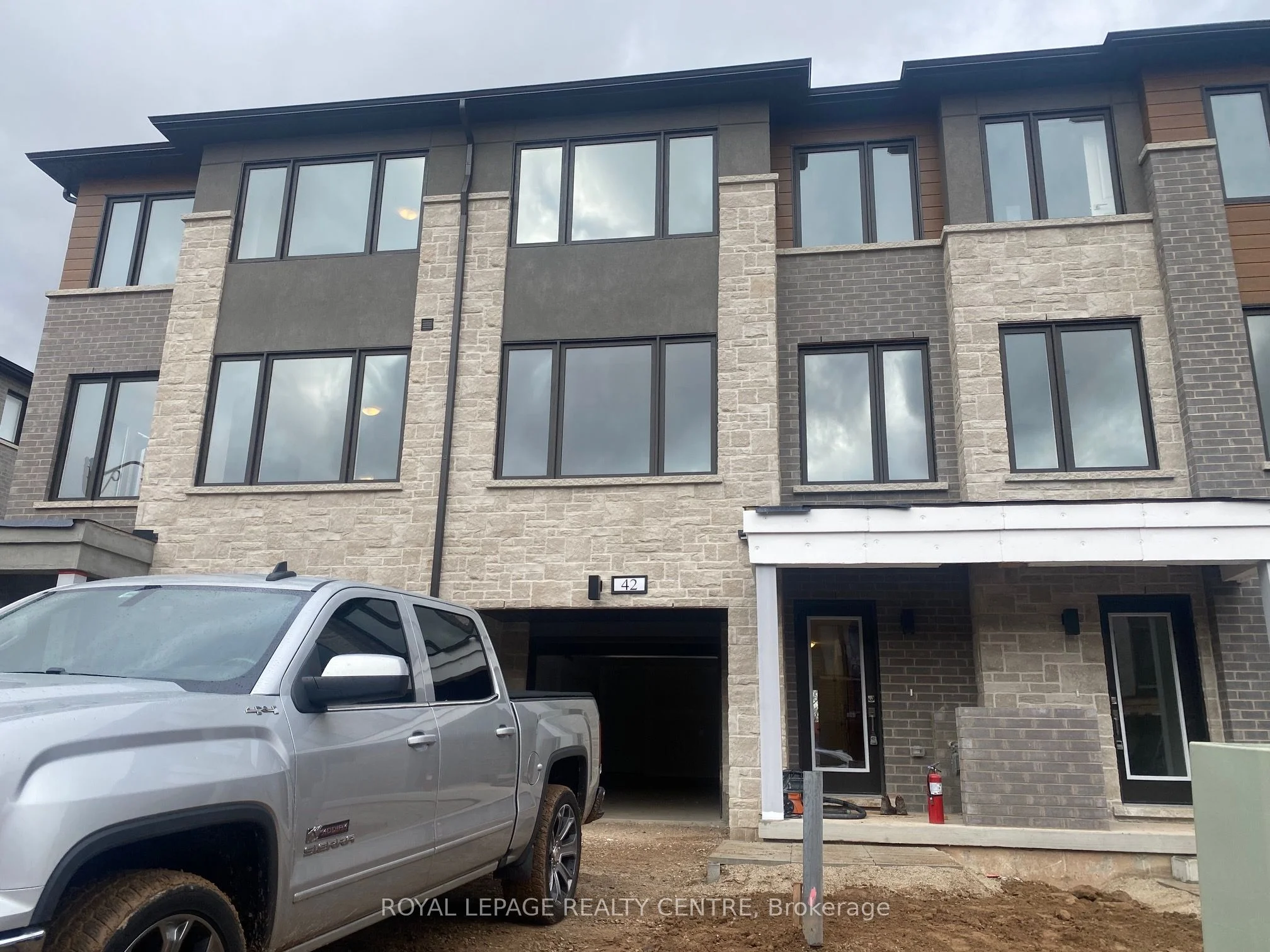 42 HUMBERSTONE Drive, Halton Hills, ON L7G 0P5