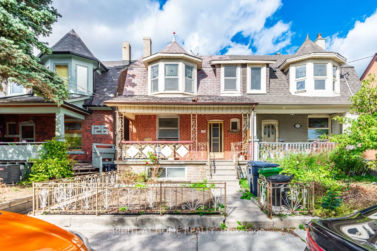 124 Garnet Avenue, Toronto W02, ON M6G 1V7