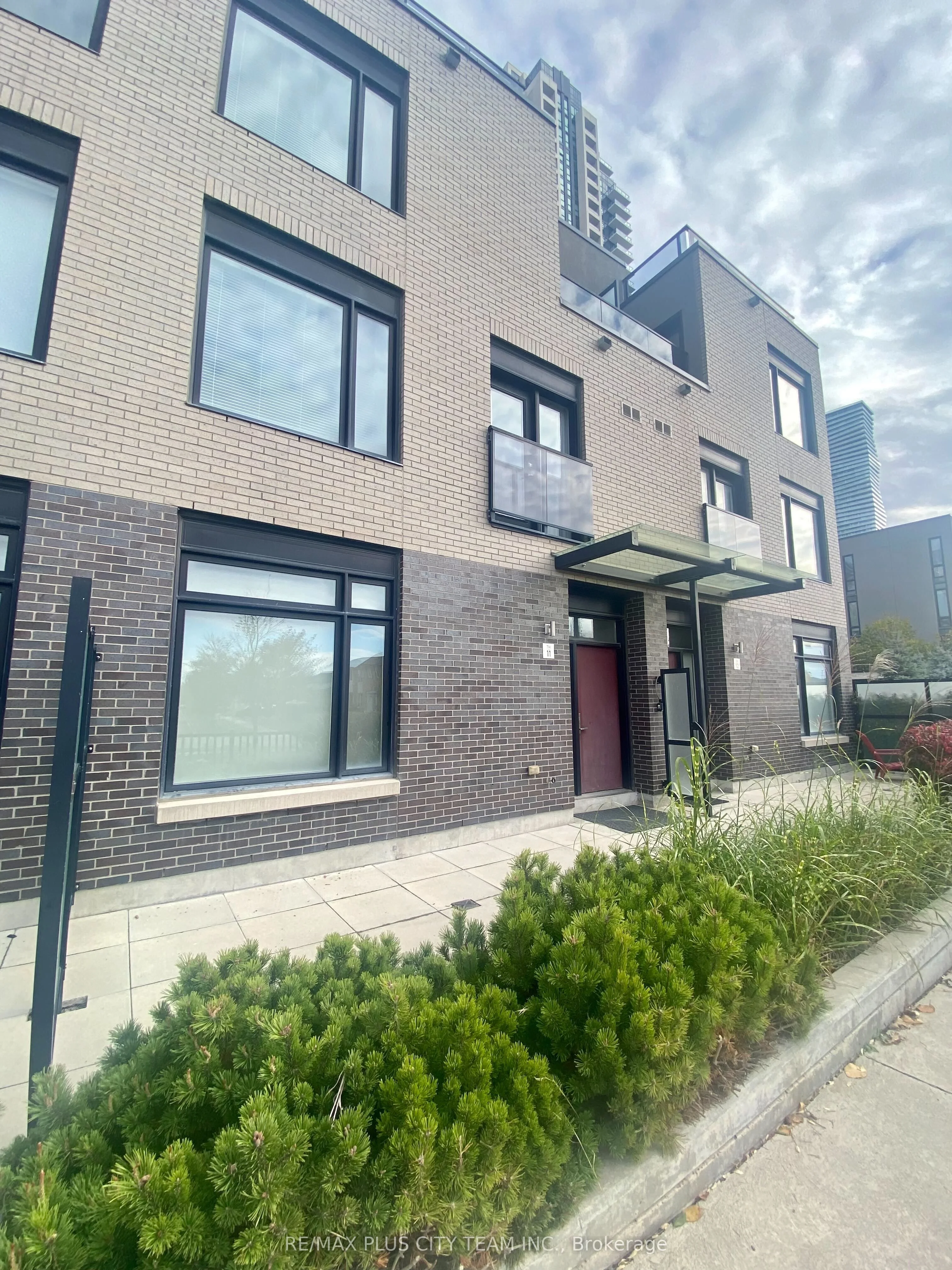 4070 Parkside Village Drive Th11, Mississauga, On L5b 0k2