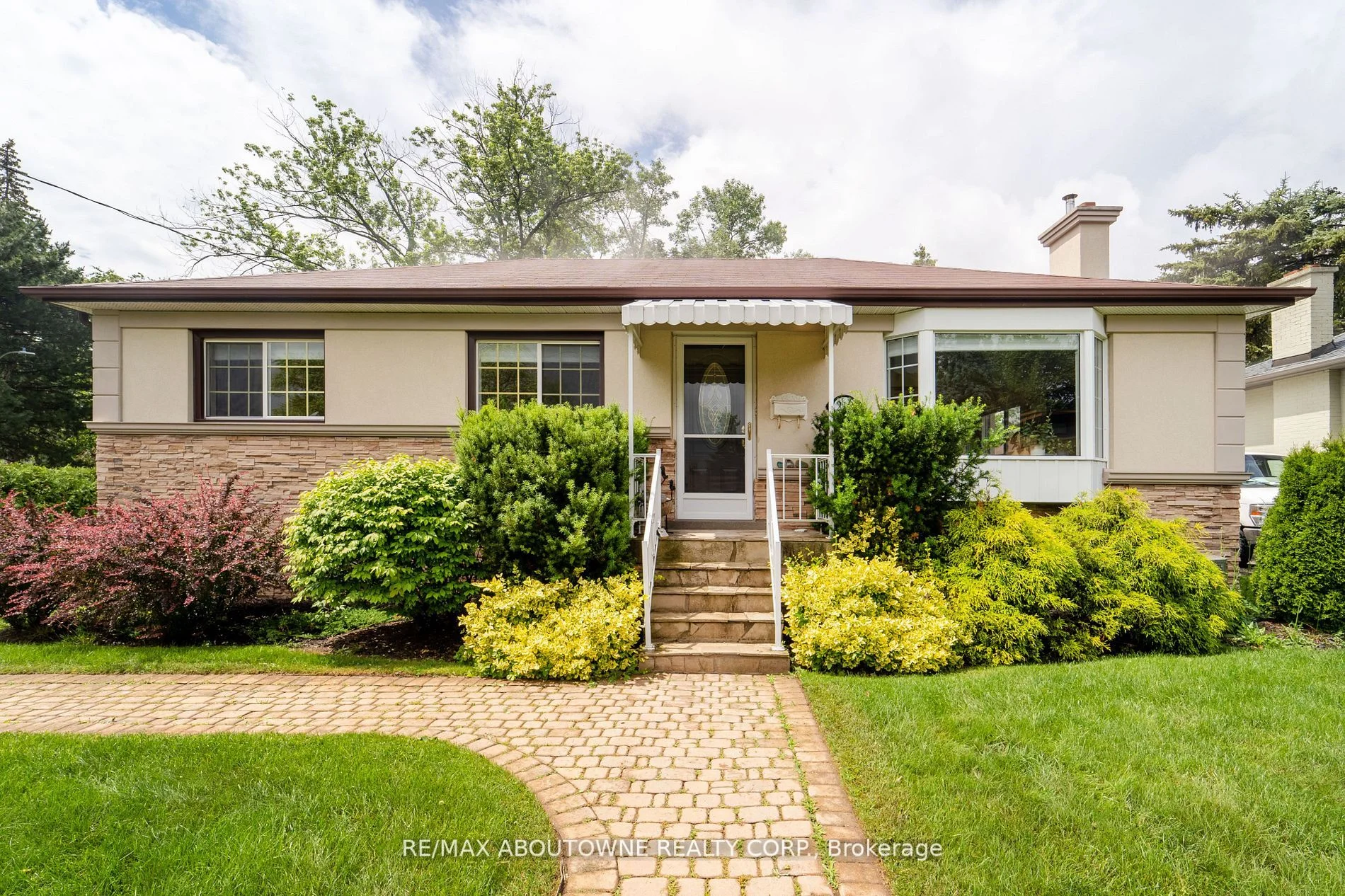 210 WOODALE Avenue, Oakville, ON L6K 2N2