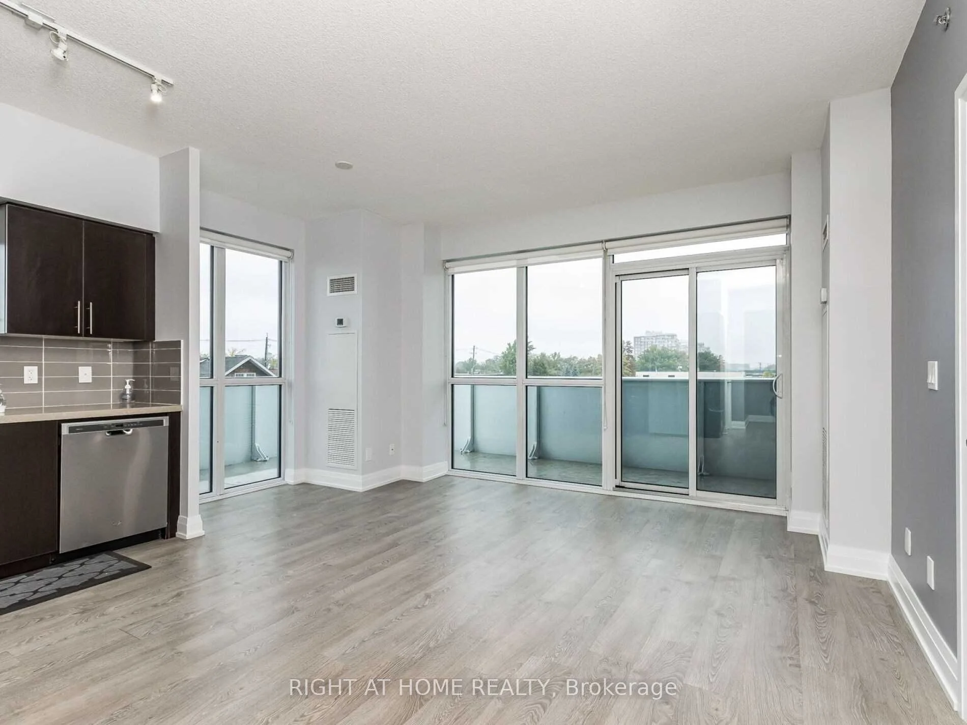 203-65 Speers Road, Oakville, ON L6K 0J1