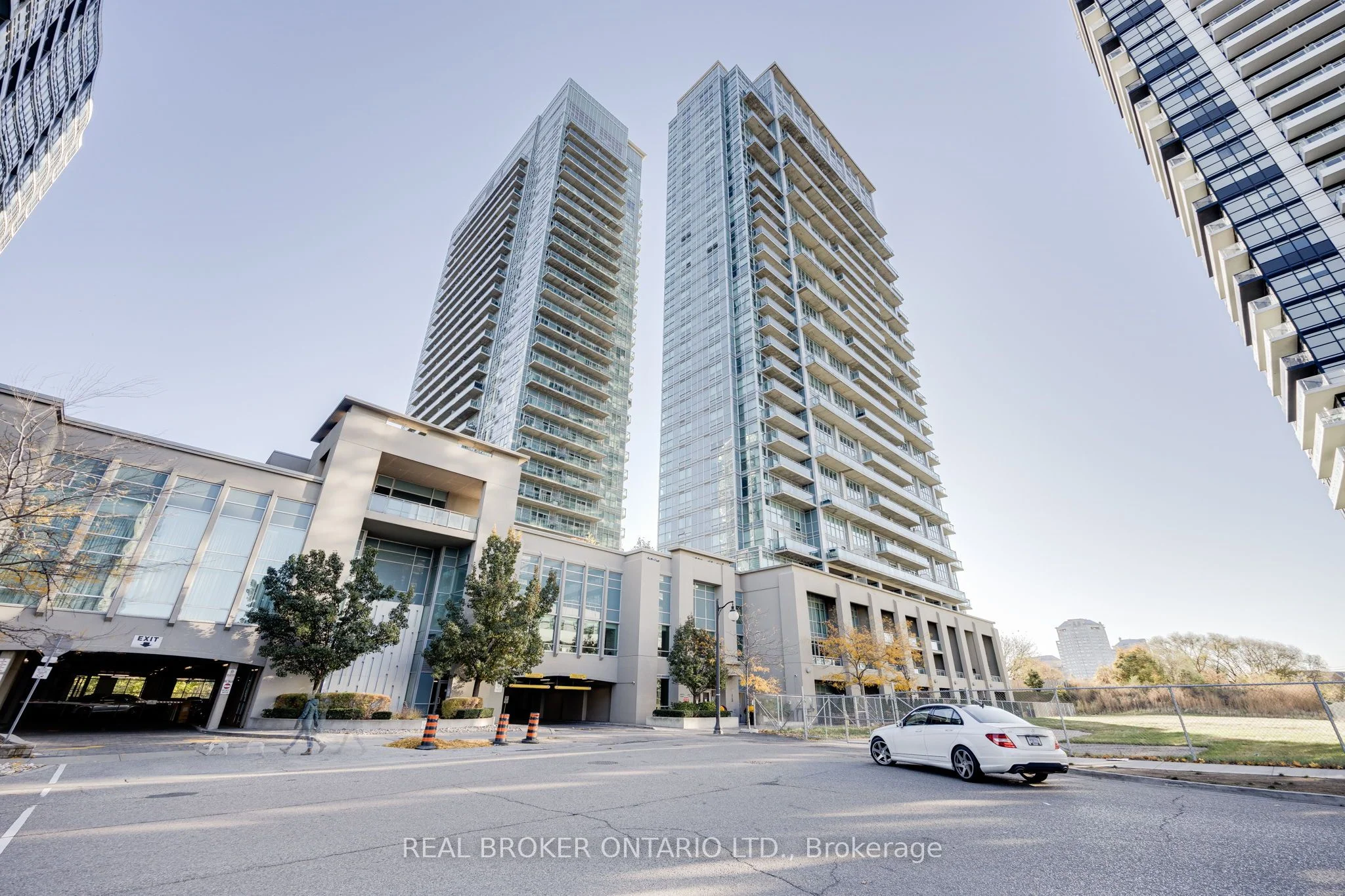 165 Legion Road N 1427, Toronto W06, ON M8Y 0B3