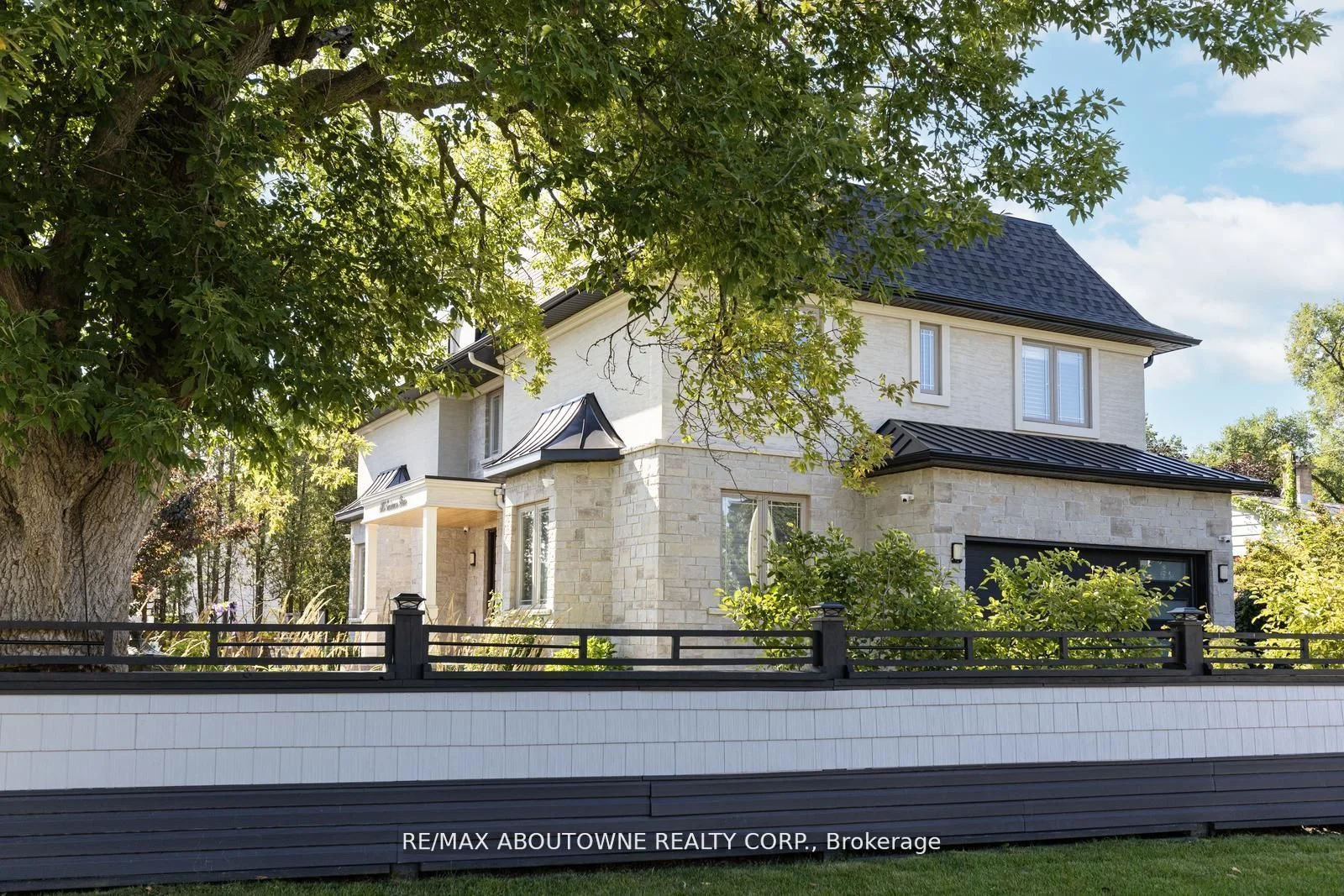 408 Seabourne Drive, Oakville, ON L6L 4G1