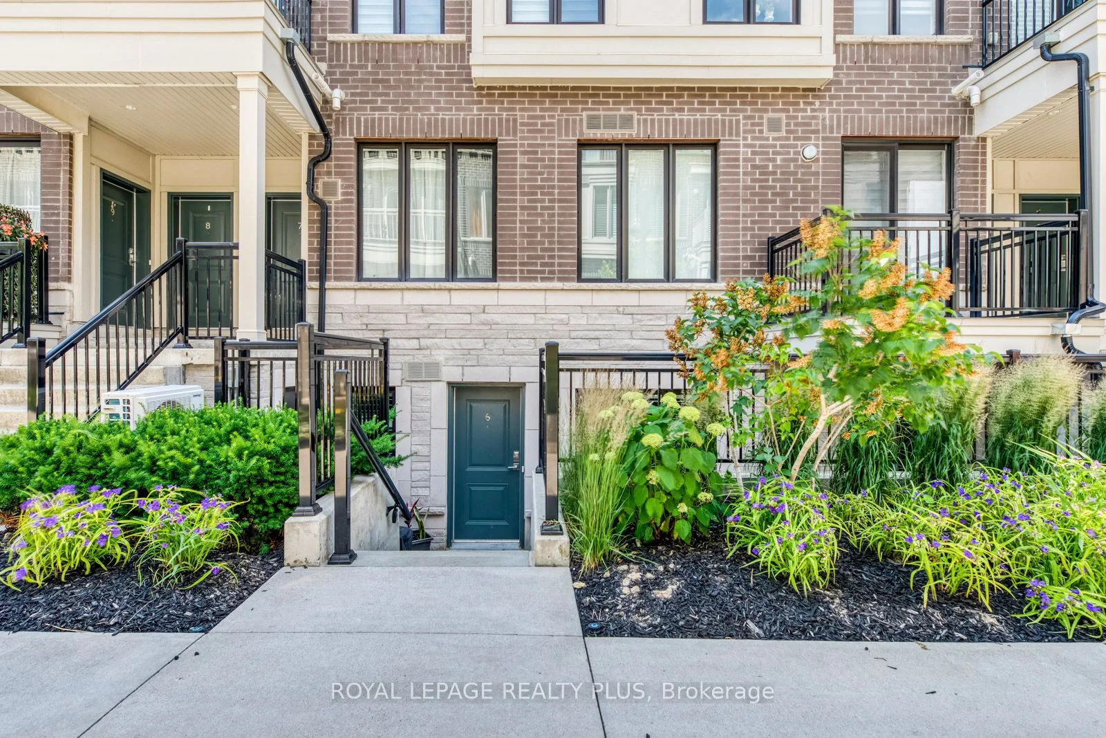 70 Eastwood Park Gardens 6, Toronto W06, ON M8W 0B2