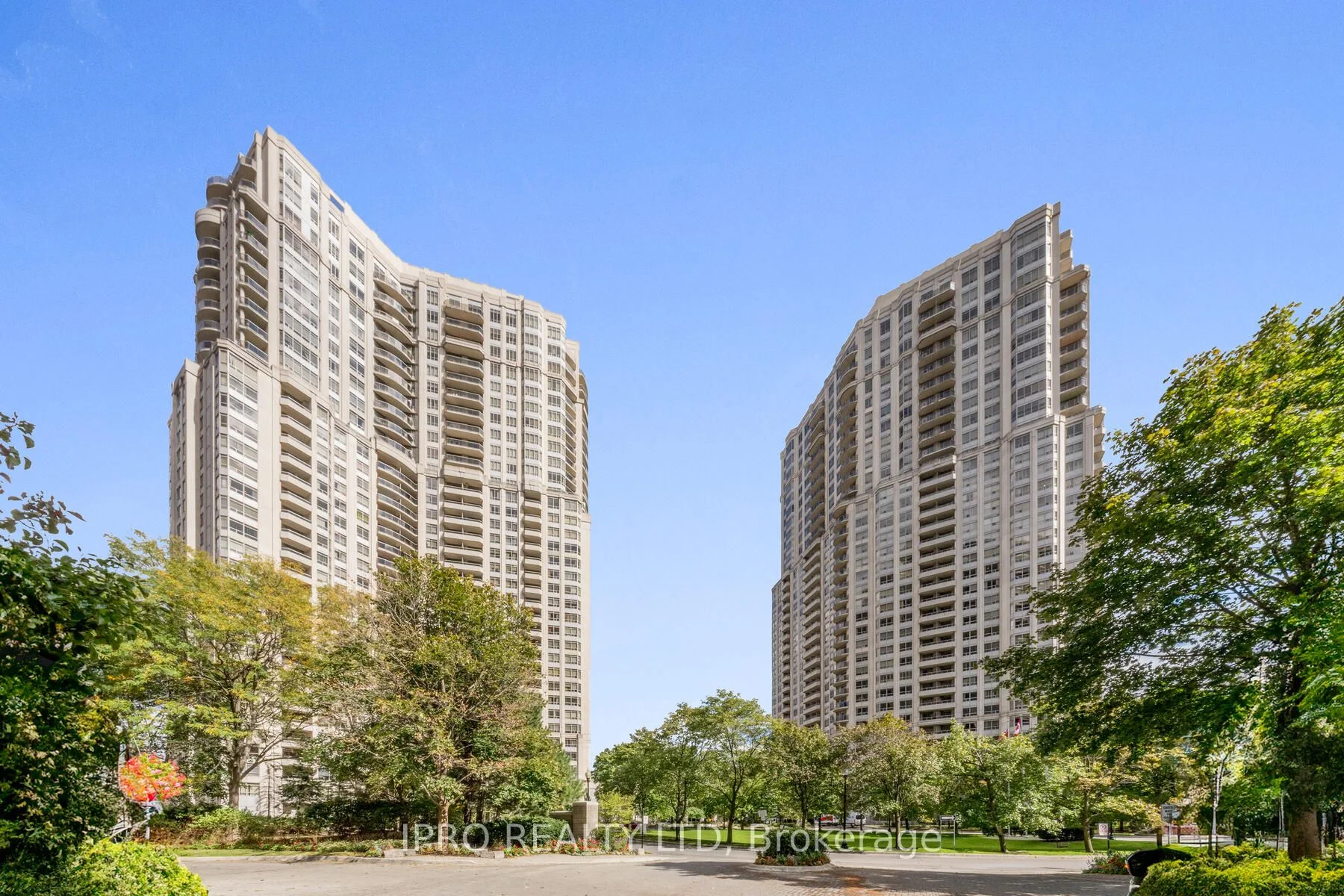 25 Kingsbridge Garden Circle 323, Mississauga, ON L5R 4B1