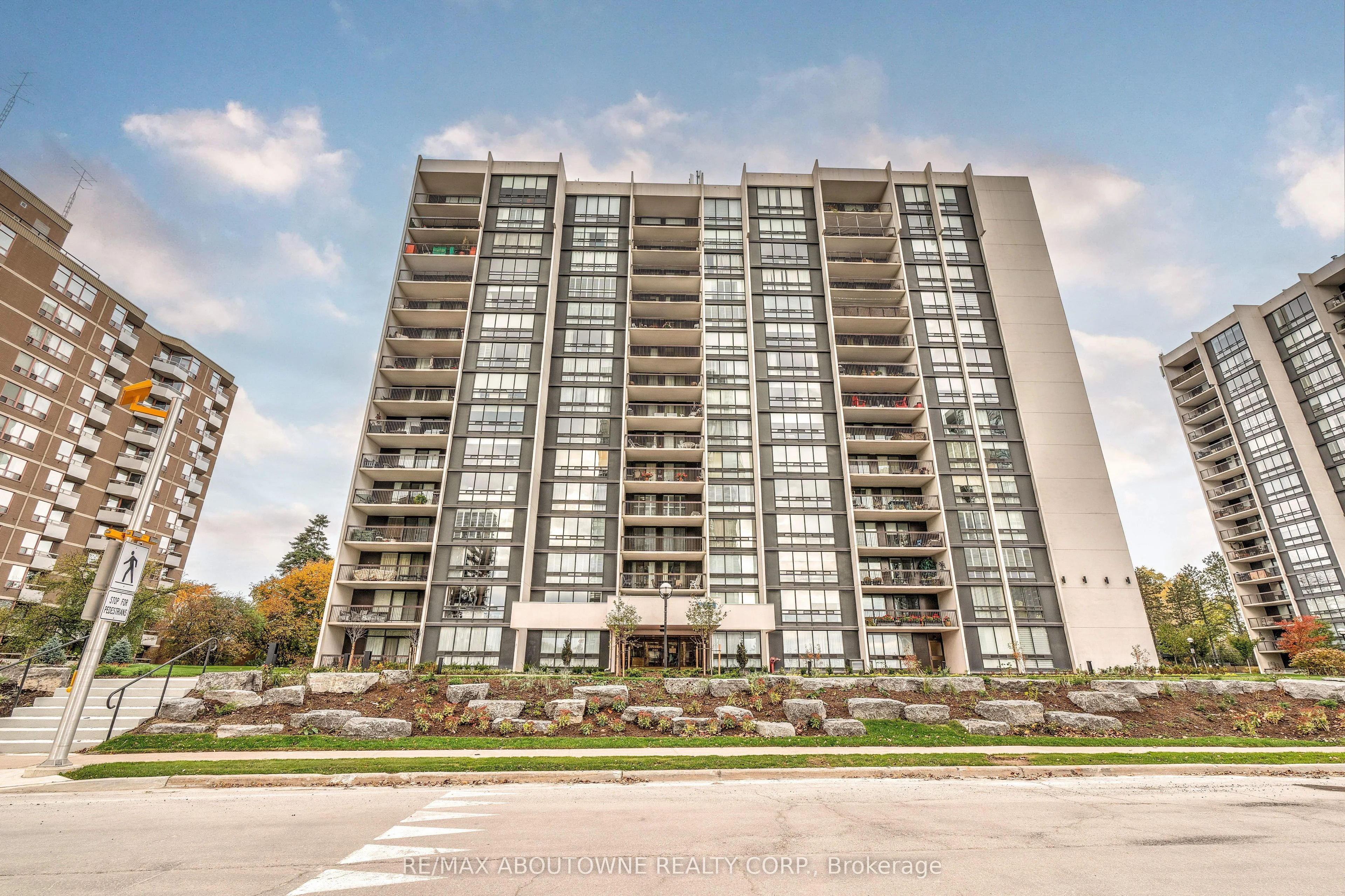 2185 MARINE Drive 307, Oakville, ON L6L 5L6