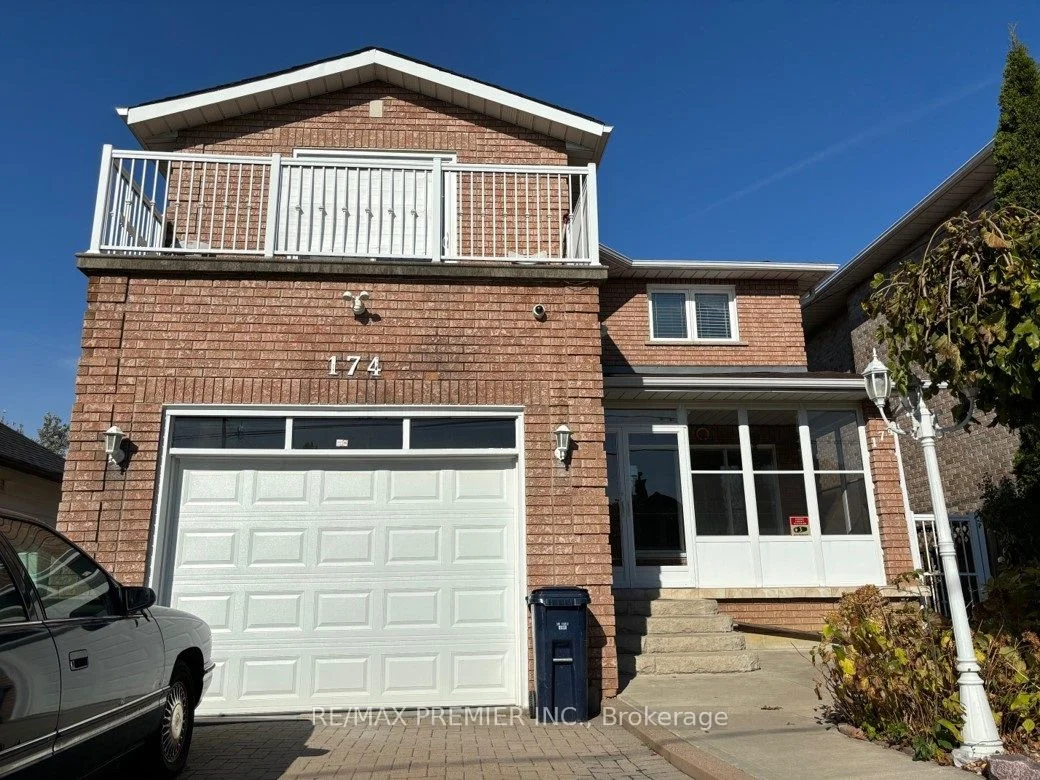 174 Strathnairn Avenue, Toronto W04, ON M6M 2G1
